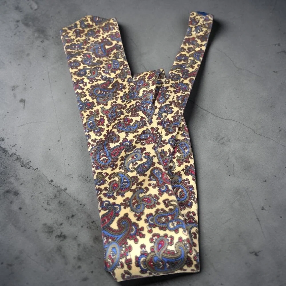 Van Heusen 417 Paisley Tie Vintage Mens Silk Necktie Cream Blue Red Made in USA‎